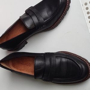 Size 6 Made well leather loafers black